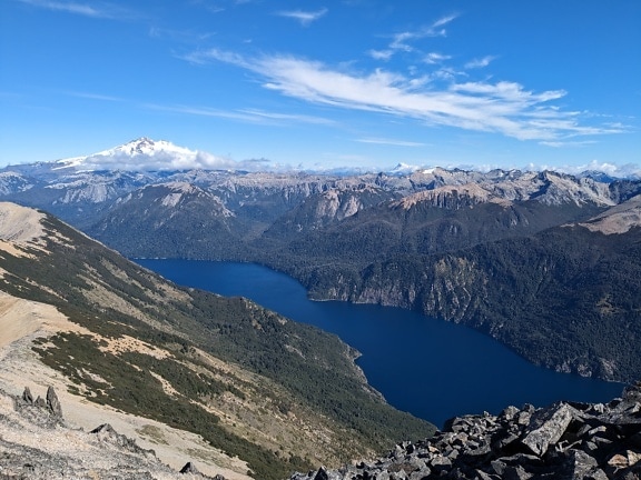 มุมมองทางอากาศของทะเลสาบในหุบเขาที่ล้อมรอบด้วยภูเขาในอุทยานธรรมชาติ Nahuel Huapi ใน Patagonia ประเทศอาร์เจนตินา
