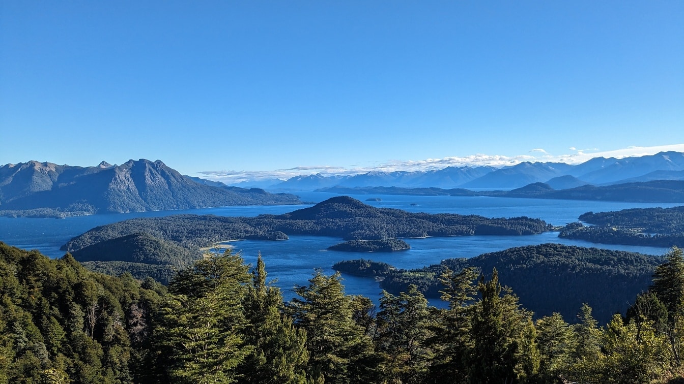 Un paesaggio mozzafiato di isole in lago in una valle circondata da montagne nel parco naturale di Nahuel Huapi in Patagonia, Argentina