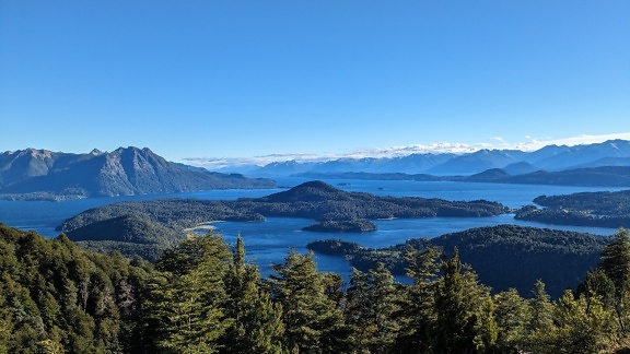Un paysage à couper le souffle d’îles dans un lac dans une vallée entourée de montagnes dans le parc naturel Nahuel Huapi en Patagonie, Argentine