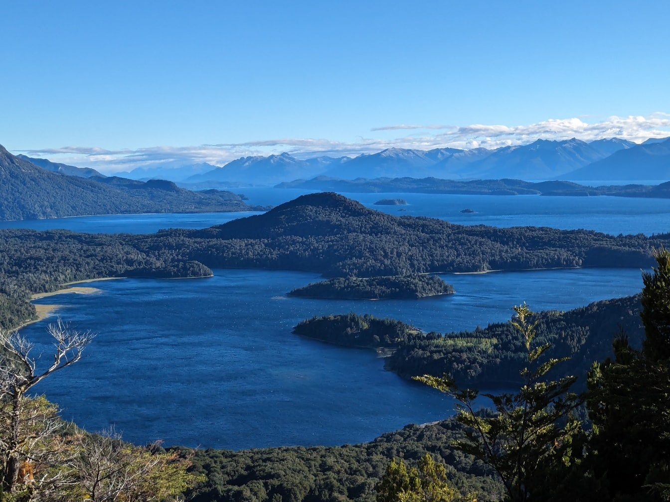 Panorama af Nahuel Huapi sø i naturpark i Patagonien i Sydamerika med øer og bjerge i baggrunden