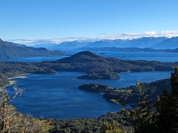 Panorama danau Nahuel Huapi di taman alam di Patagonia di Amerika Selatan dengan pulau-pulau dan pegunungan di latar belakang
