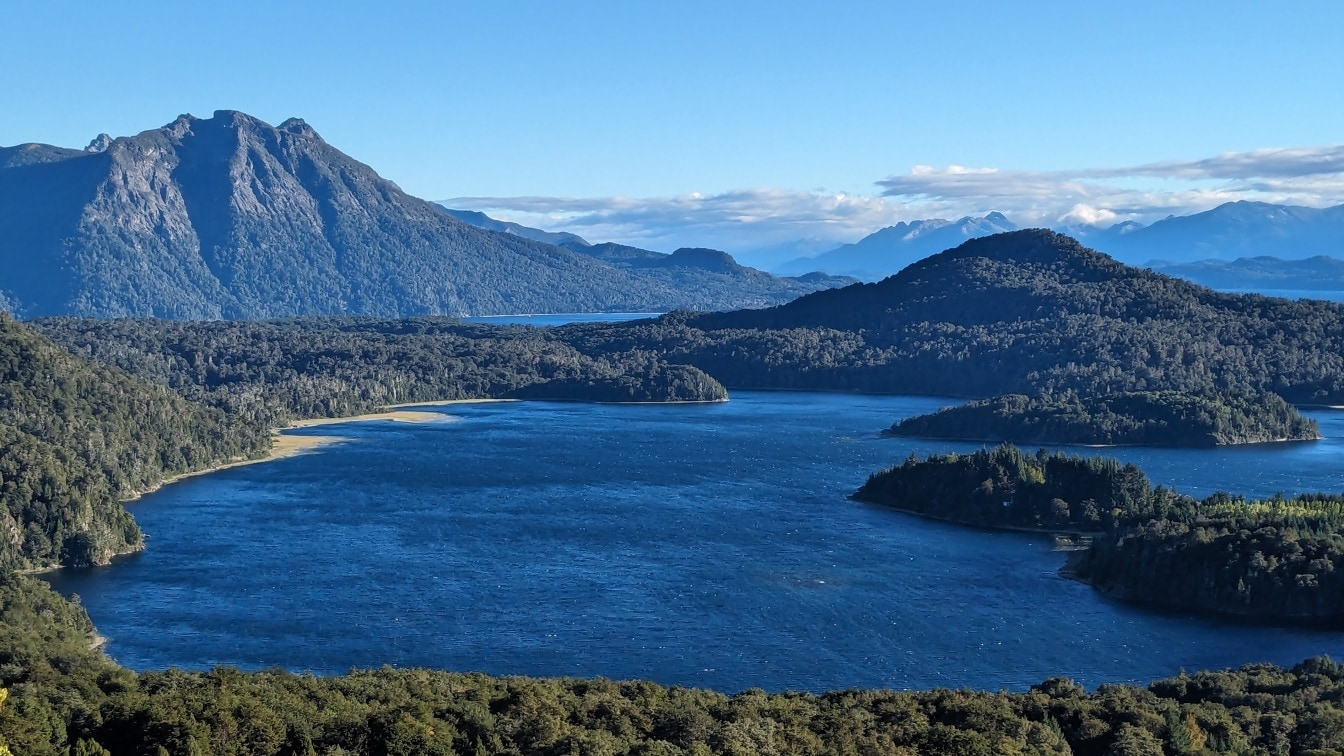 A Nahuel Huapi-tó lélegzetelállító tája a patagóniai természeti parkban, Argentínában
