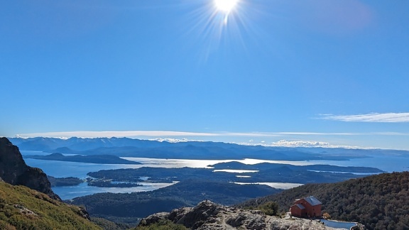 Maison de montagne au sommet d’une colline au bord d’un lac dans le parc naturel Nahuel Huapi en Patagonie en Amérique du Sud
