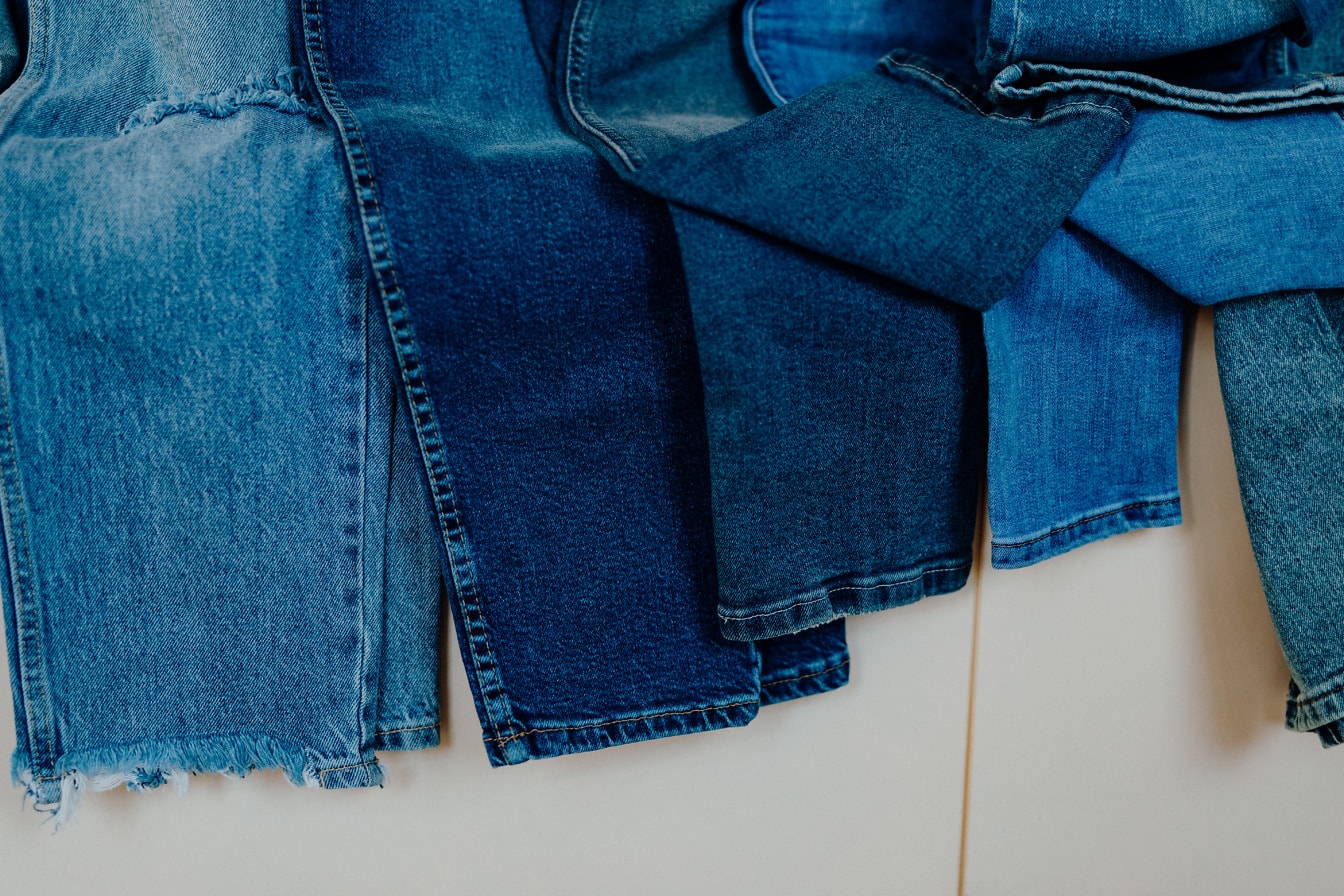 Detailní záběr modrých džínových kalhot