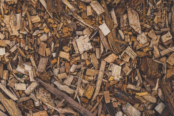 Consistenza dei pezzi di legno bruno-giallastri