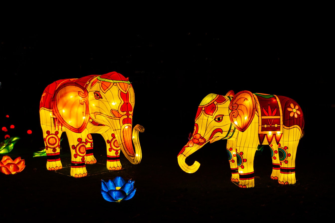 Dve osvetlené sochy slonov v tme na čínskom festivale svetla