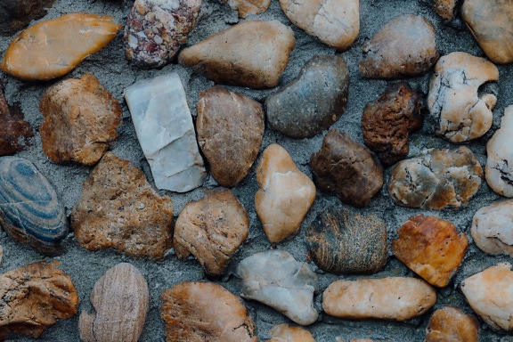พื้นผิวของหินหลากสีขนาดใหญ่ในผนังคอนกรีต