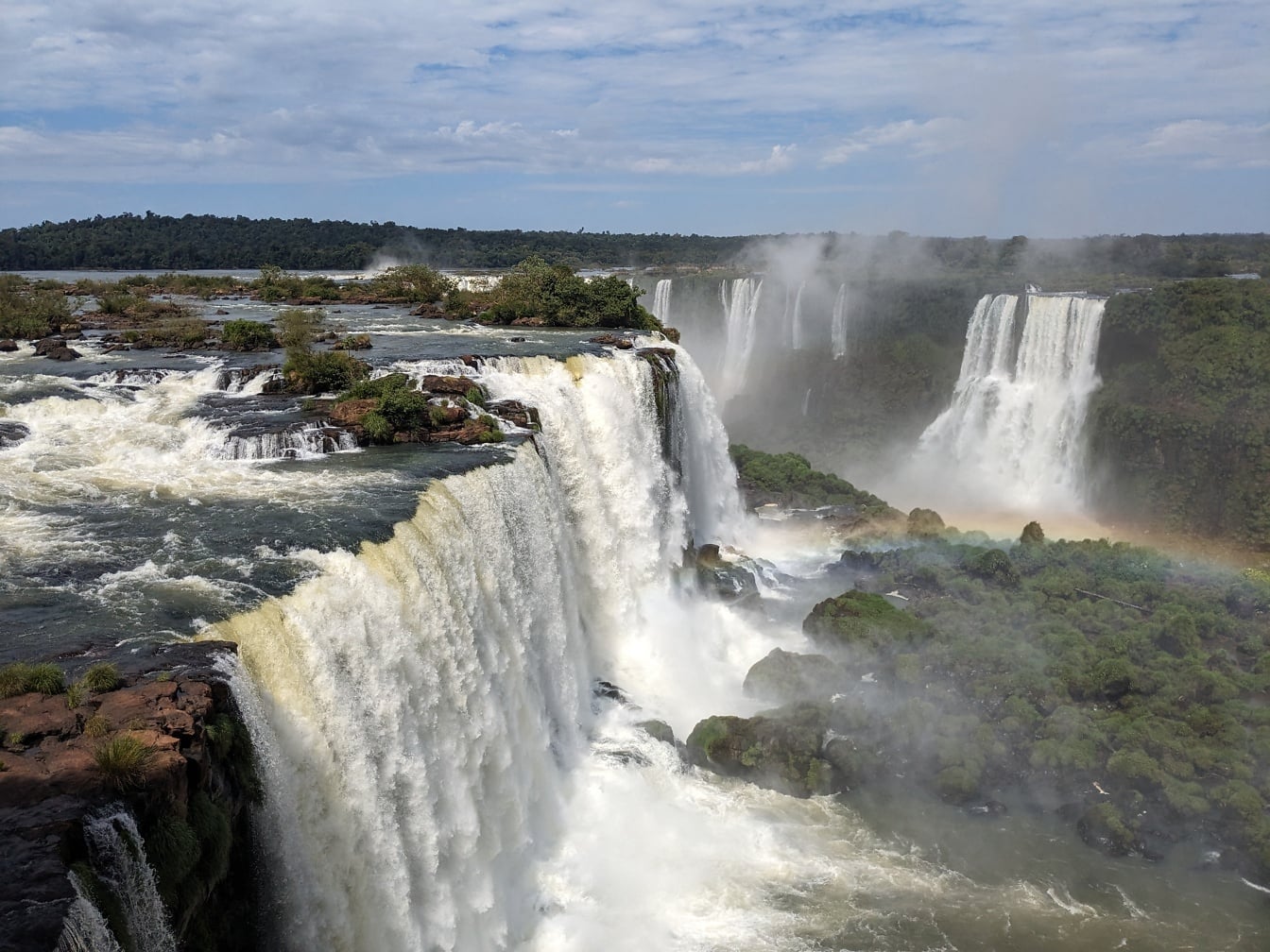 Cầu vồng sương mù trên thác nước của sông Iguazu trong công viên tự nhiên ở biên giới Argentina và Brazil