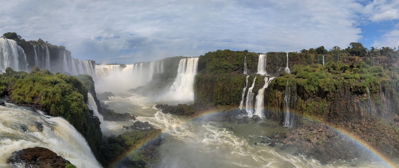 Arjantin’deki Iguazu nehri üzerinde gökkuşağı ile şelale