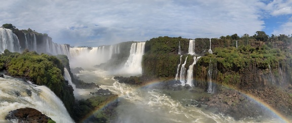 น้ําตกในแม่น้ํา Iguazu ในอาร์เจนตินาที่มีสายรุ้ง