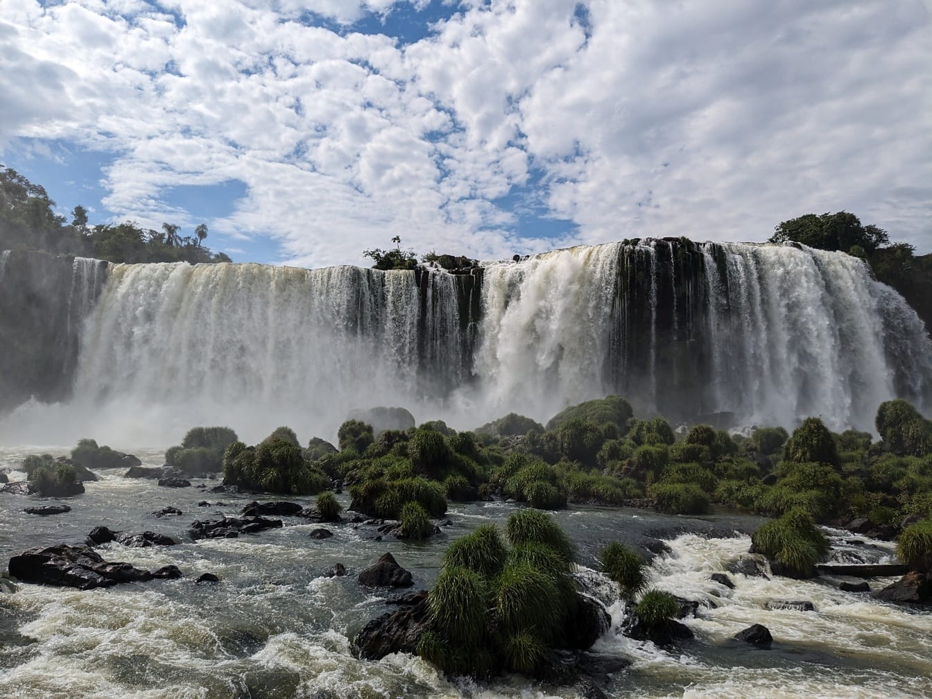 Nízkoúhlová fotografie nádherného vodopádu na řece Iguazu