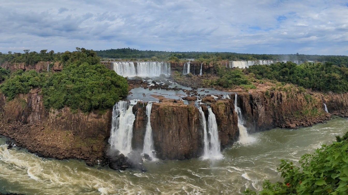 Cascada Iguazu de pe partea braziliană a frontierei