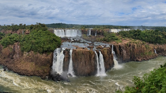 巴西边境一侧的伊瓜苏瀑布