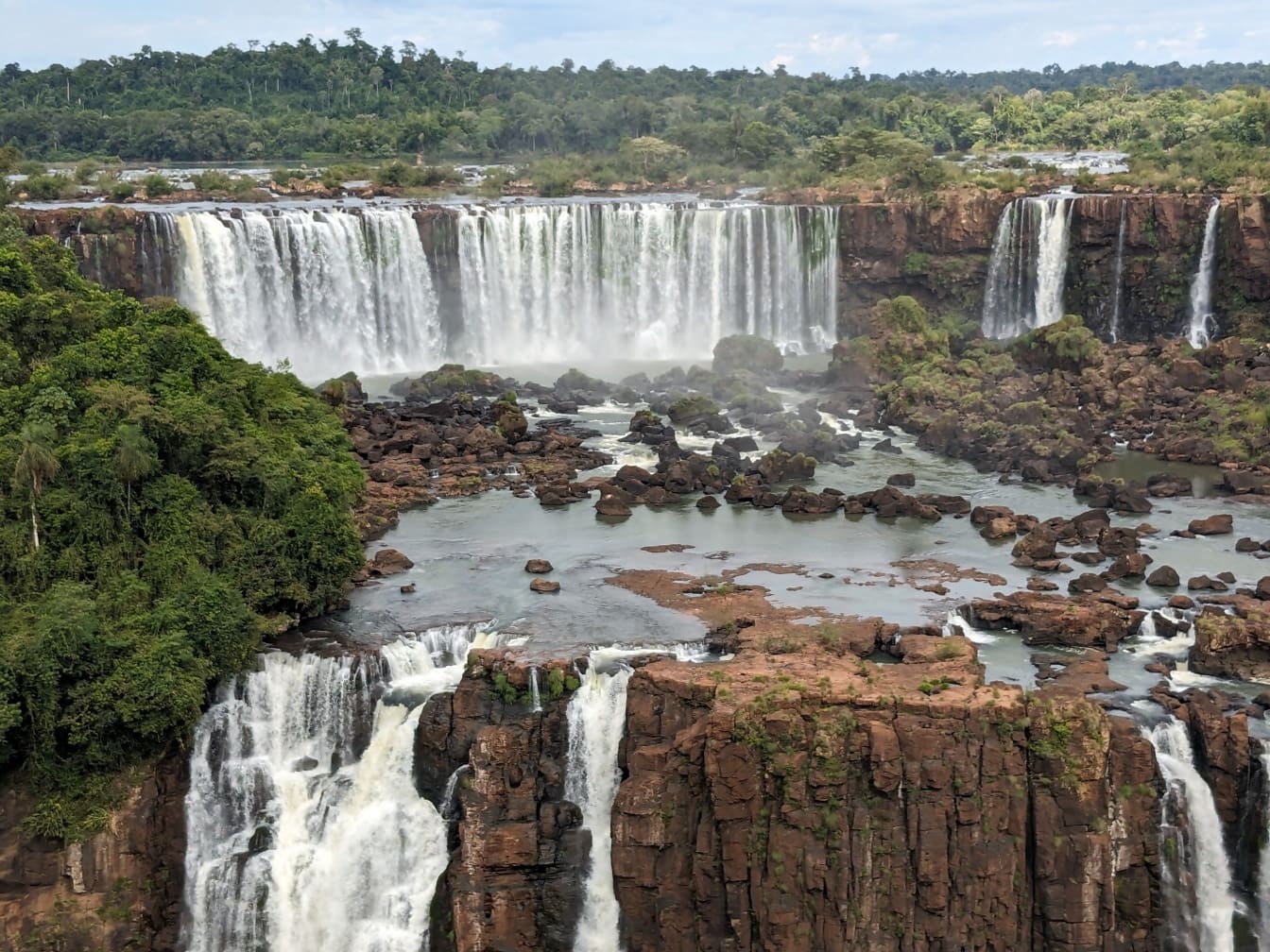 Magnifikt panorama över den brasilianska sidan av vattenfallet på Iguazufloden, orörd vildmark i sin skönhet