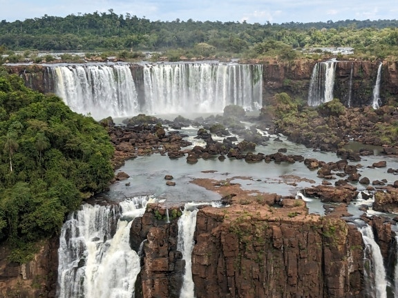 이구아수 강 (Iguazu River)의 폭포 브라질 쪽의 웅장한 파노라마, 그 아름다움의 자연 그대로의 황야