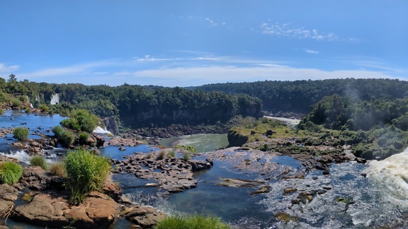 Річка Ігуасу, що протікає в природному парку на кордоні Аргентини і Бразилії