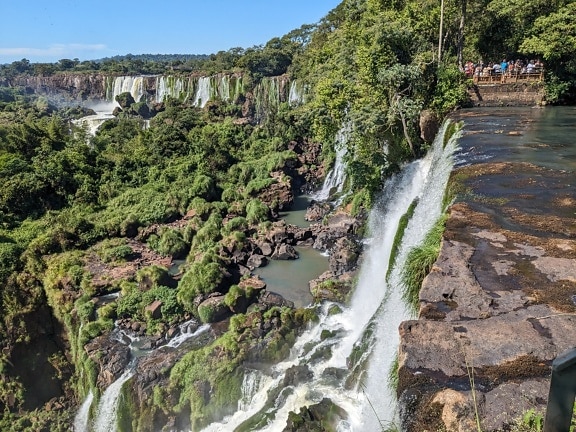 아르헨티나의 유명한 관광 명소 인 이구아수 강의 폭포 가장자리