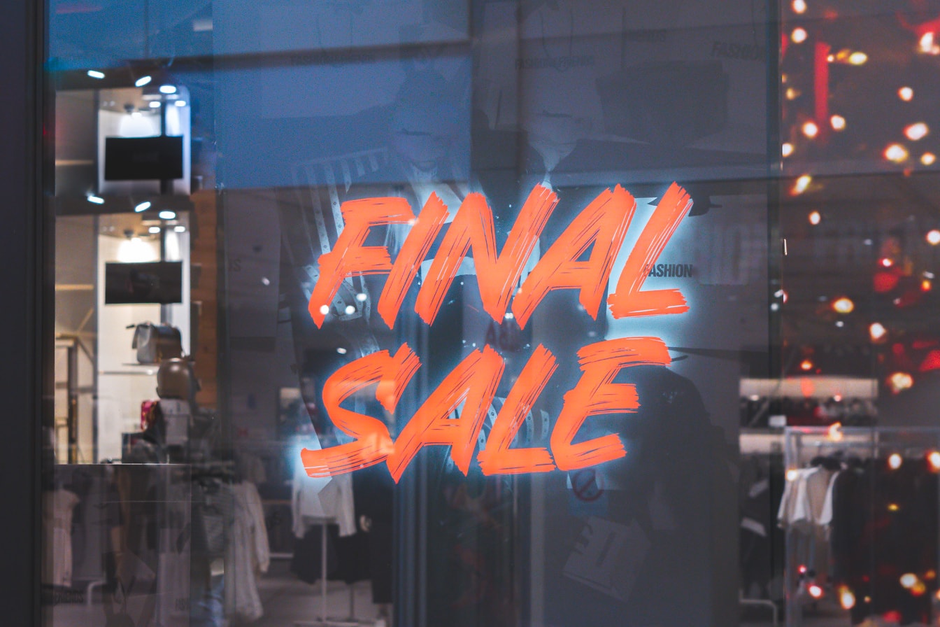Reklamni znak na izlogu trgovine sa natpisom finalna rasprodaja
