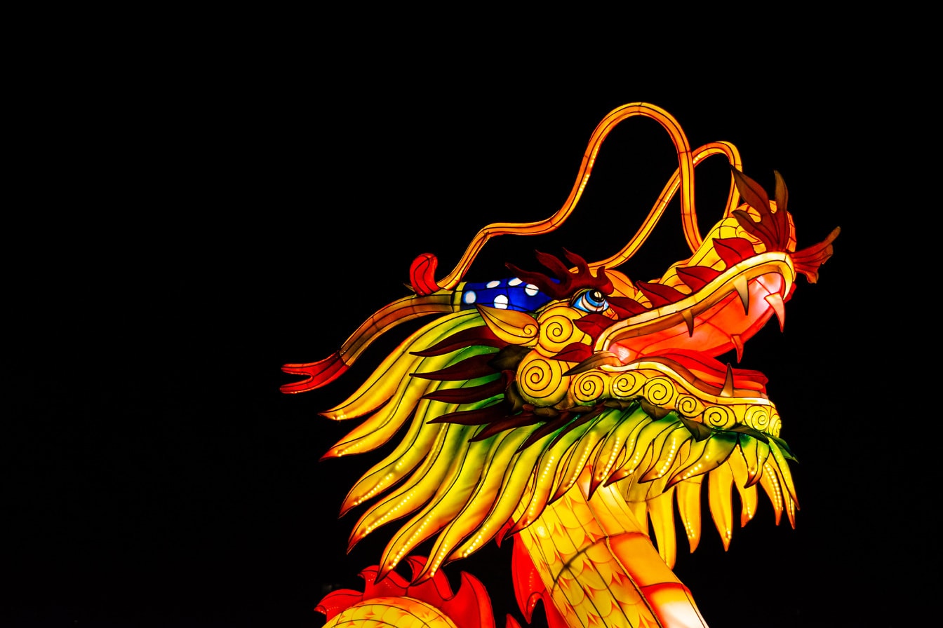 Színes sárkány éjjel a kínai lámpás fesztiválon, más néven a Shangyuan fesztiválon