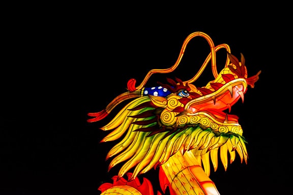 Разноцветный дракон ночью на фестивале китайских фонарей, также известном как фестиваль Шанъюань