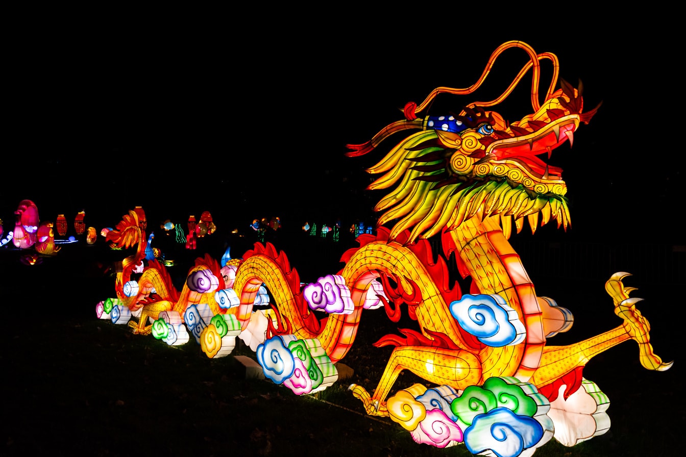 Geleneksel Çin fener festivali veya Shangyuan festivalinde renkli ejderha şeklinde heykel