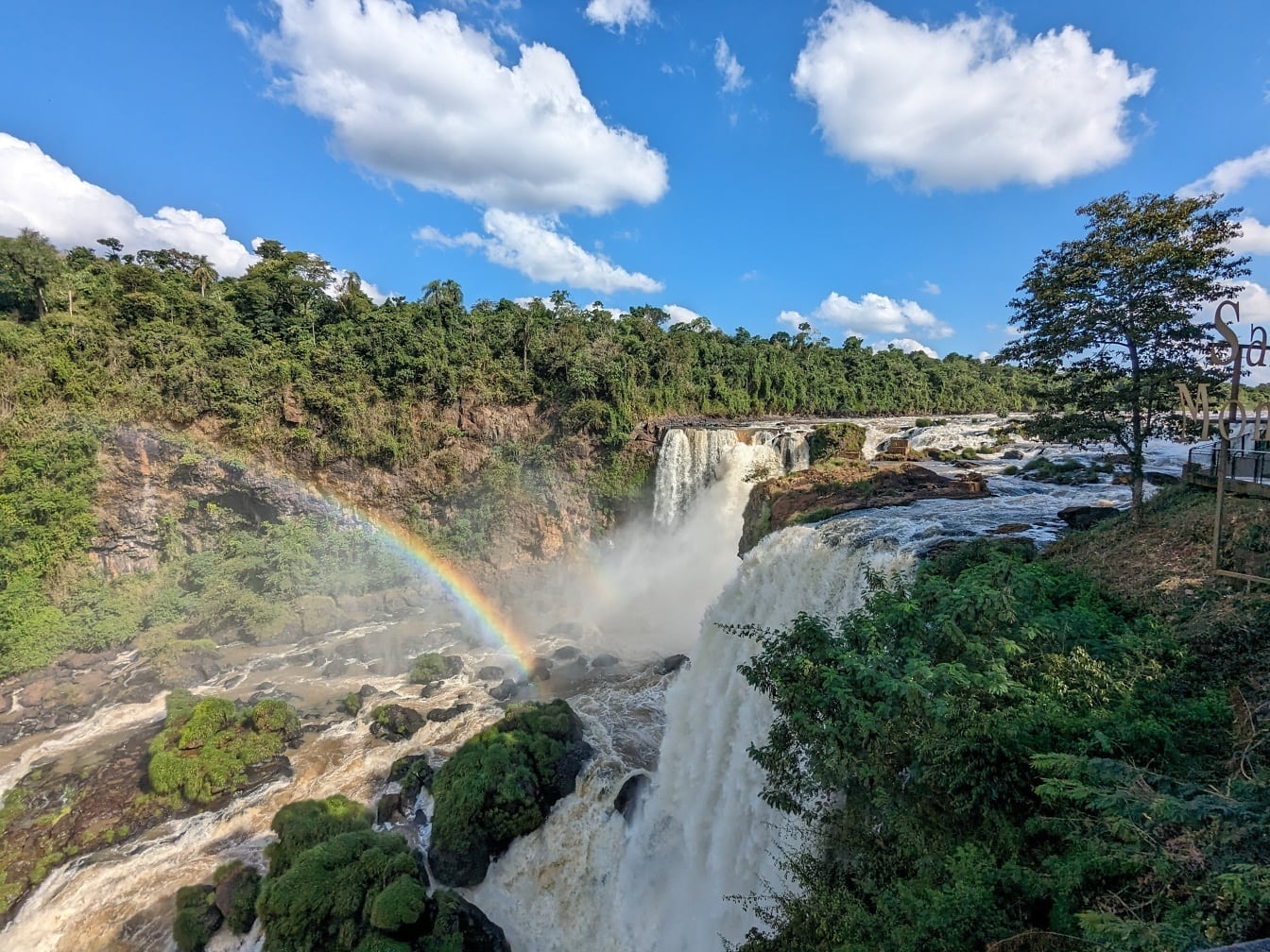 Arco-íris sobre cachoeira em parque nacional no Paraguai no rio chamado de segunda-feira