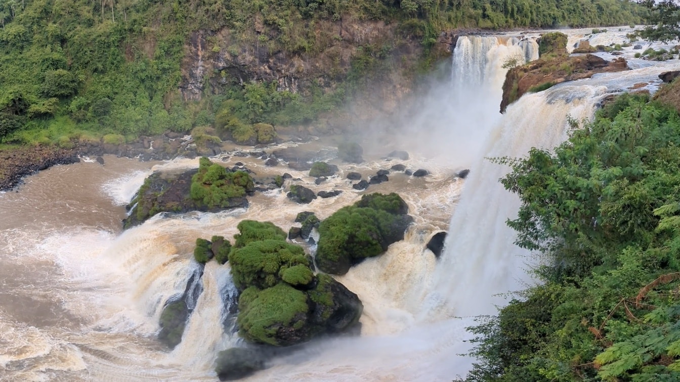 Krajobraz wodospadów w miejscu zwanym Saltos del Monday w Paragwaju, Ameryka Południowa