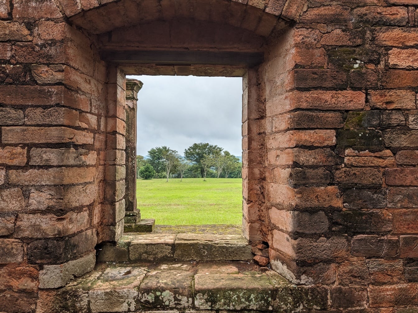 Sebuah jendela abad pertengahan di dinding bata dalam misi Yesuit, sebuah situs arkeologi di Paraguay