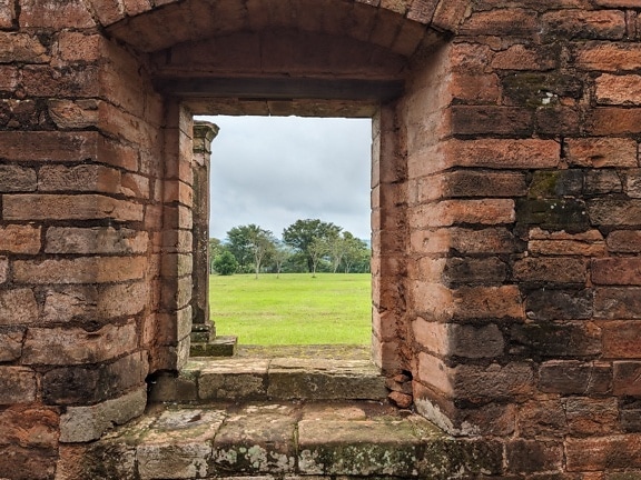 Средновековен прозорец на тухлена стена в йезуитската мисия, археологически обект в Парагвай