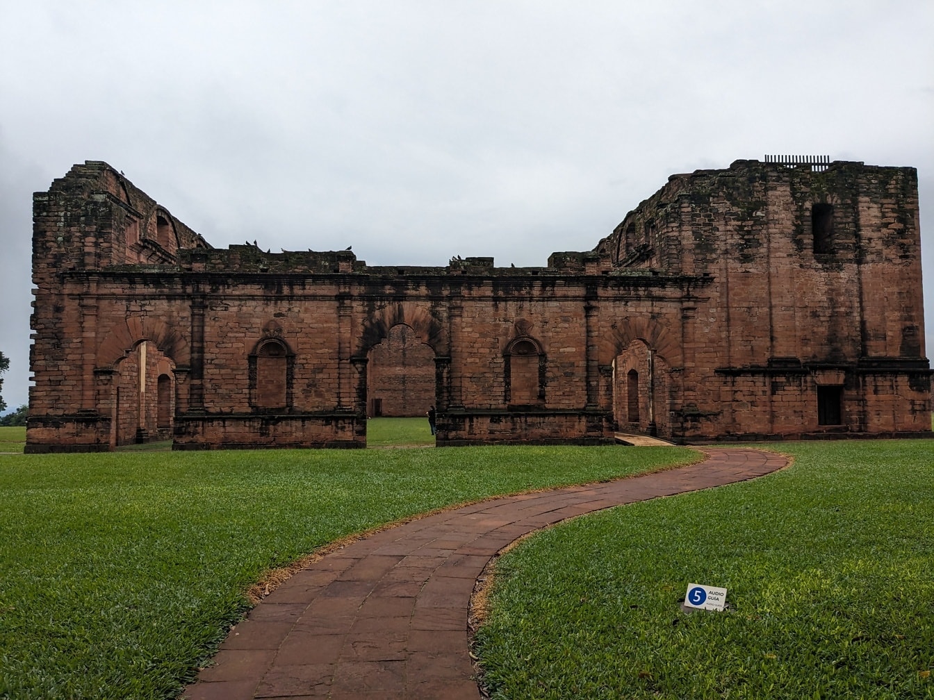 Ruinene av den middelalderske jesuittmisjonen til Jesus av Tavarangue, en arkeologisk ruin i Paraguay
