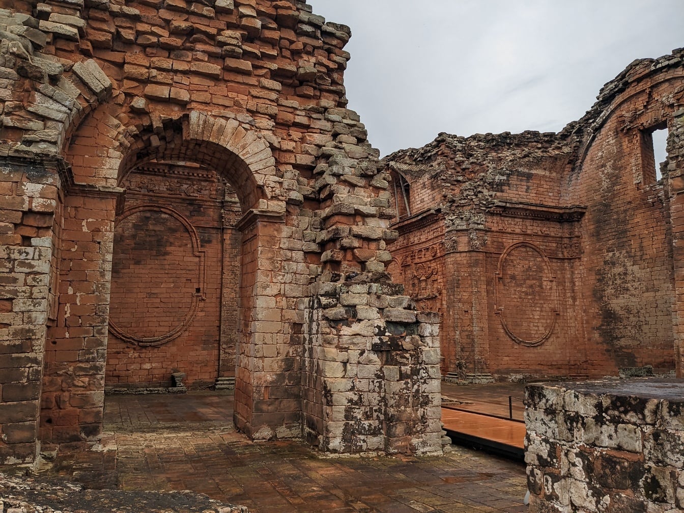 Ruiner af en middelalderlig bygning med en murstenbue ved ruinerne af Jesuit mission of the Holy Trinity, i Parana i Paraguay