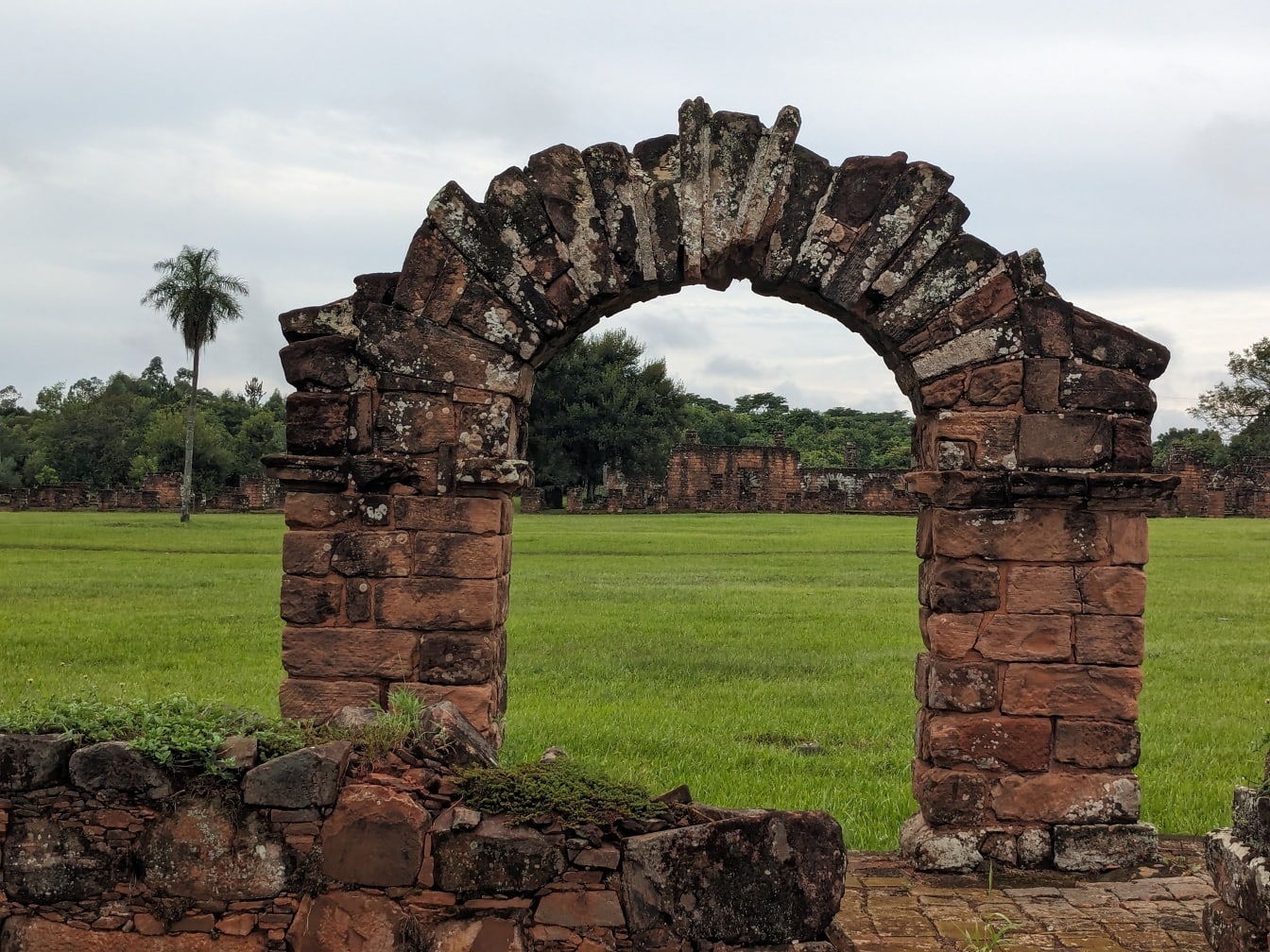 Las ruinas de las misiones jesuíticas entre los guaraníes, un antiguo arco en un muro de piedra en Paraguay, América del Sur