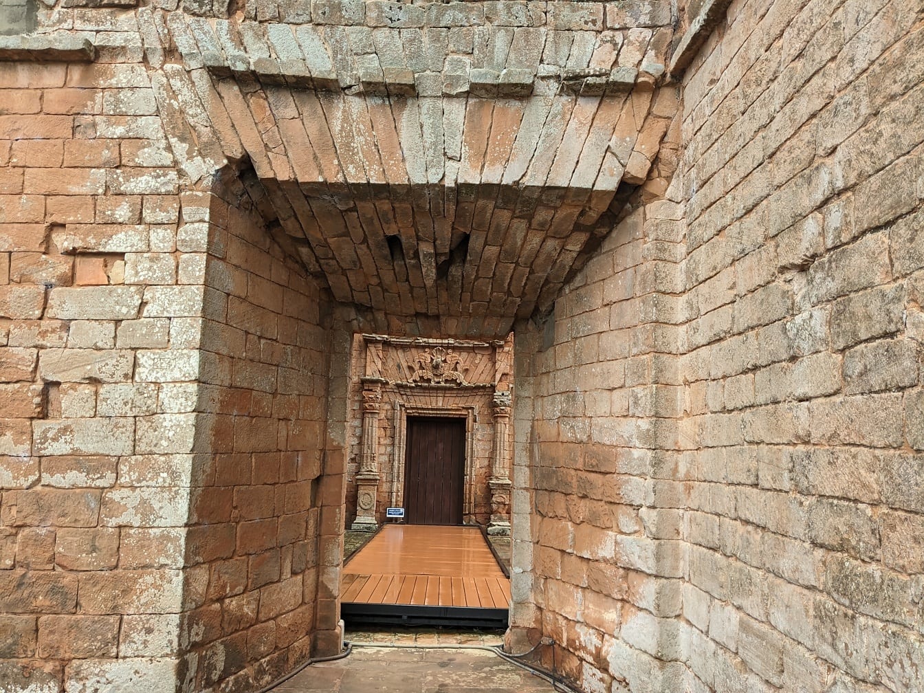 Stredoveká tehlová klenba na ruinách jezuitskej misie Najsvätejšej Trojice v Parane v Paraguaji