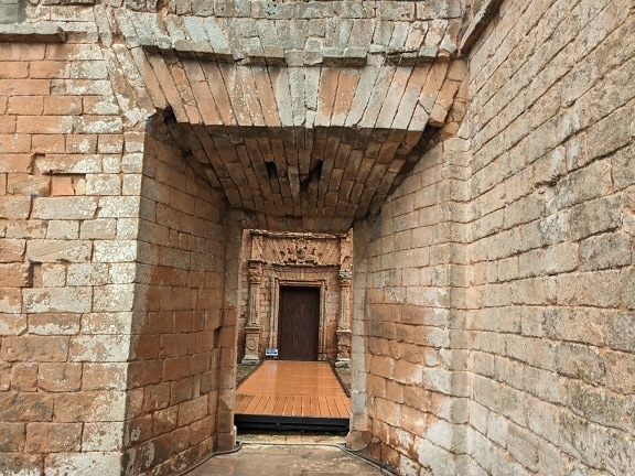 パラグアイのパラナ州にある聖三位一体のイエズス会ミッションの遺跡にある中世のレンガ造りのアーチ道
