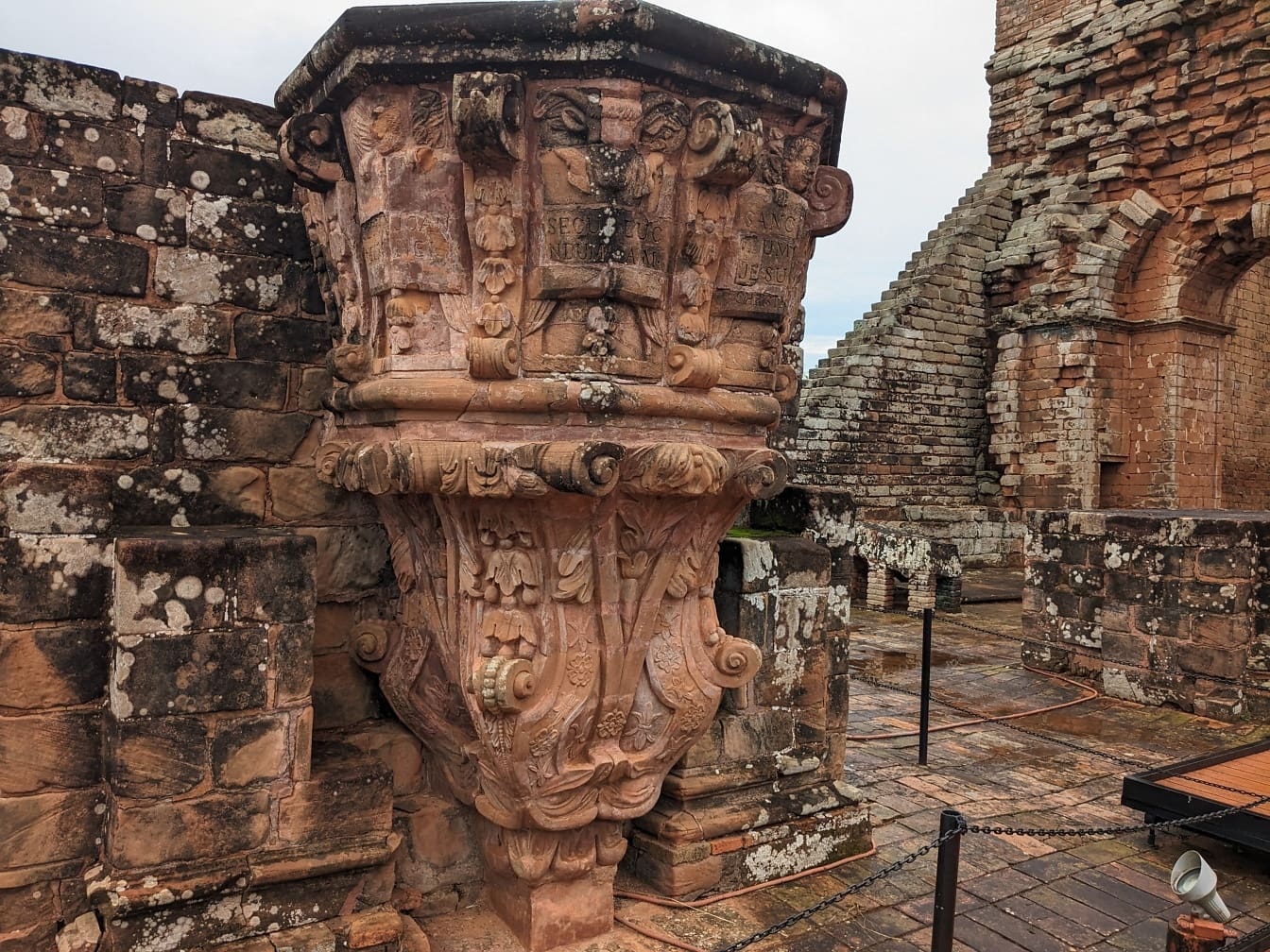 Zid decorativ din cărămidă în misiunea iezuită a Sfintei Treimi la ruinele orașului Trinidad din Parana, Paraguay, America de Sud