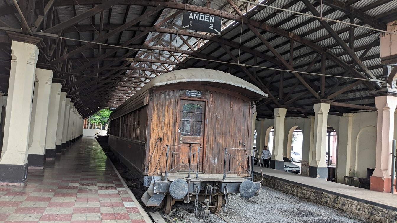 Stary pociąg na dworcu centralnym w muzeum Carlosa Antonio Lopeza w Asunción, Paragwaj