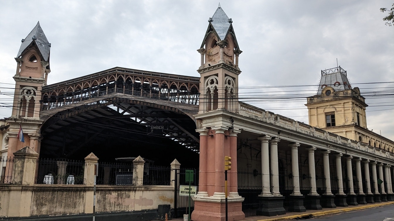 Utsiden av sentralbanestasjonen og et museum av Carlos Antonio Lopez i Asuncion, Paraguay