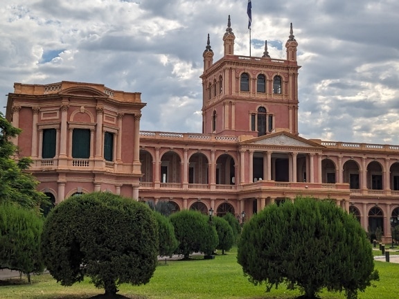 パラグアイ共和国の首都アスンシオンにある新古典主義の大統領官邸であるロペス宮殿