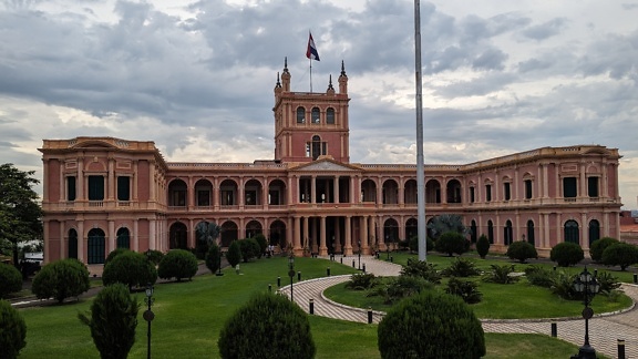 南米パラグアイのアスンシオンにある新古典主義の大統領官邸であるロペス宮殿の庭園のある外観