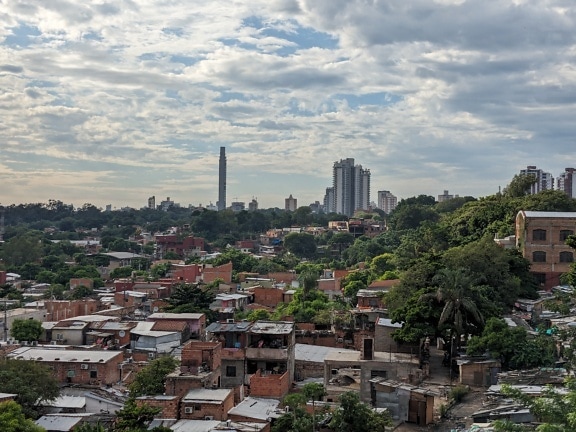 Panorama van het verarmde deel van Asuncion, de hoofdstad van Paraguay