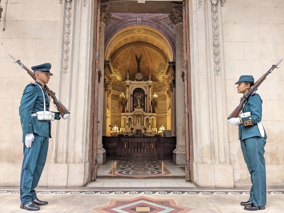 Guardia de honor en la entrada del mausoleo del Panteón Nacional de los Héroes en Asunción en Paraguay