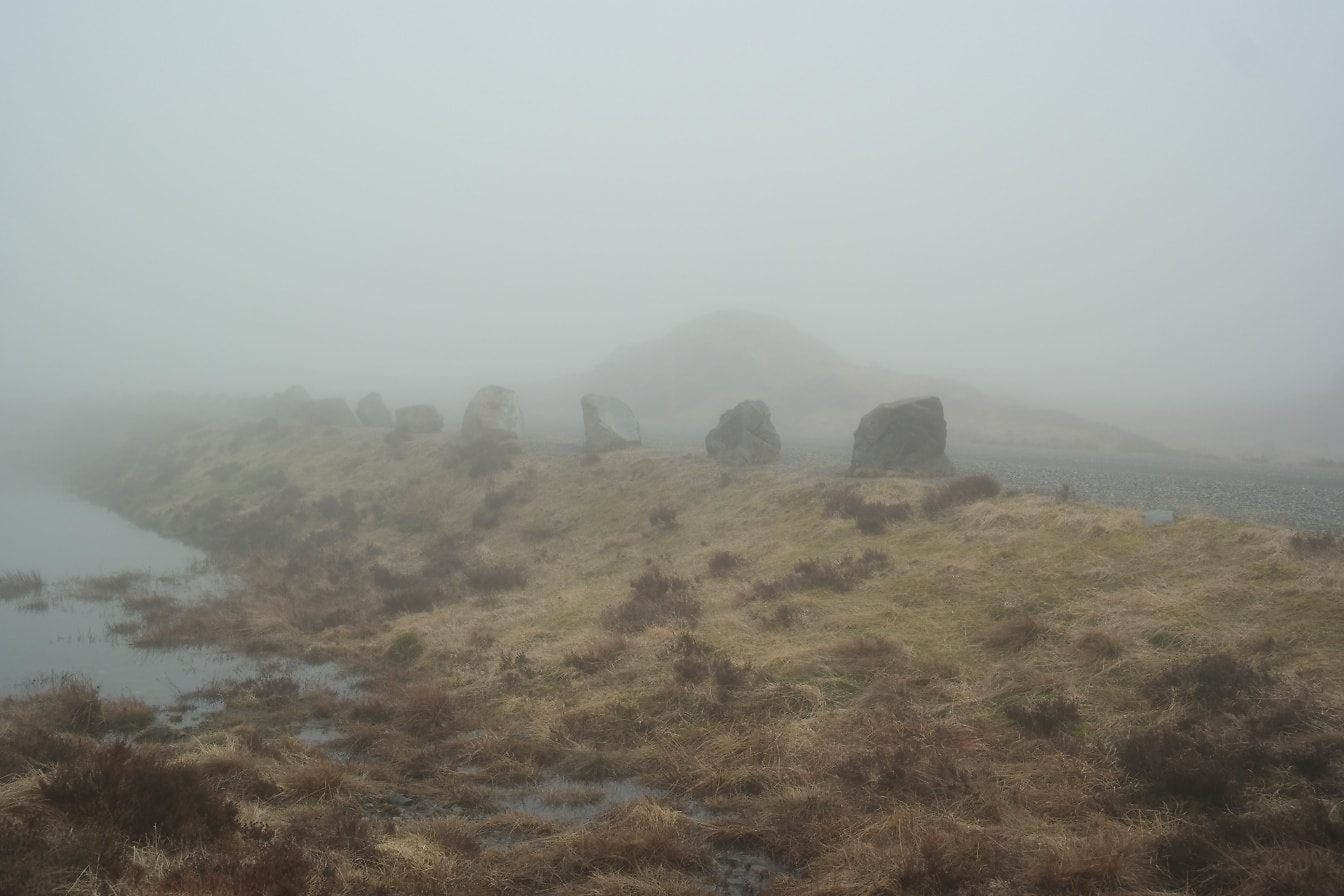 Phong cảnh sương mù dày đặc của vùng nông thôn Na Uy nguyên sơ trên những ngọn đồi đá