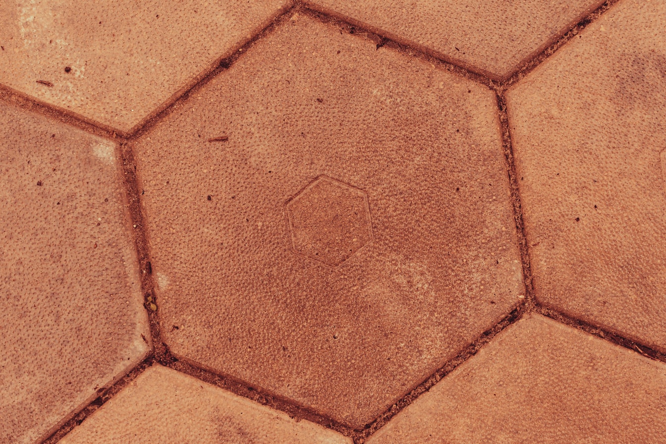 Detail terakotových dlaždic s šestiúhelníkovým vzorem
