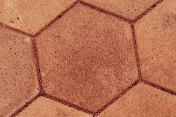 Primer plano de una baldosa de terracota con patrón hexagonal