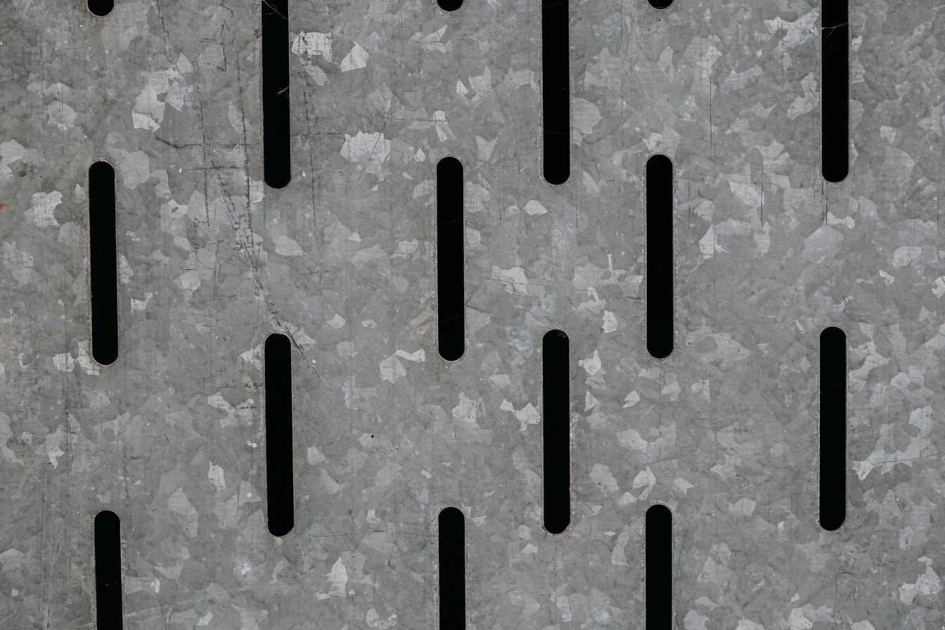 Gegalvaniseerd metalen oppervlak met verticale smalle gaten