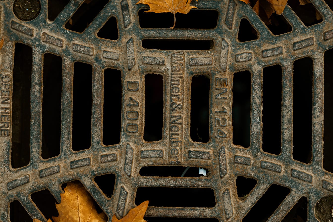 Металева сітка чавунного каналізаційного зливу з листям