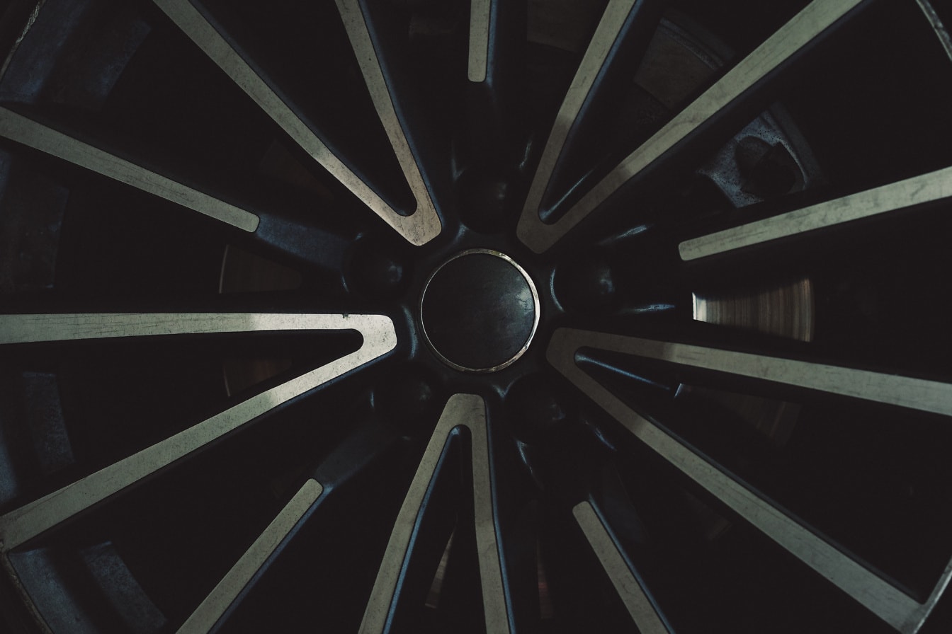 Tekstur af det sorte hjul på en sportsvogn lavet af aluminiumslegering