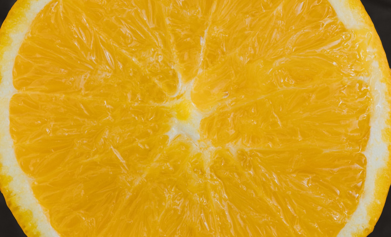 Detailný záber prierezu čerstvého citróna