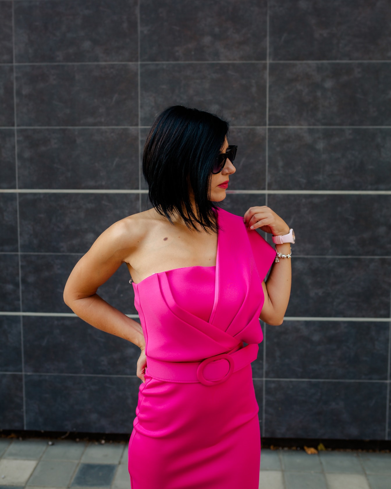 Mulher jovem esbelta posando em um vestido rosa
