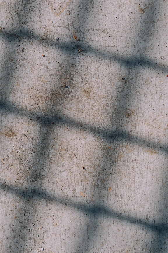 얼룩이 있는 더러운 콘크리트 표면에 직사각형 형태의 그림자